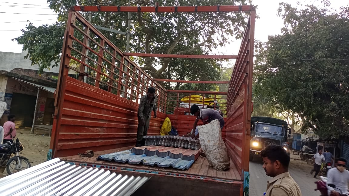हादसे में हुई मौत के बाद डीसीएम से टीन के तखते उतारते मजदूर हादसे में हुई मौत के बाद डीसीएम से टीन के तखते उतारते मजदूर