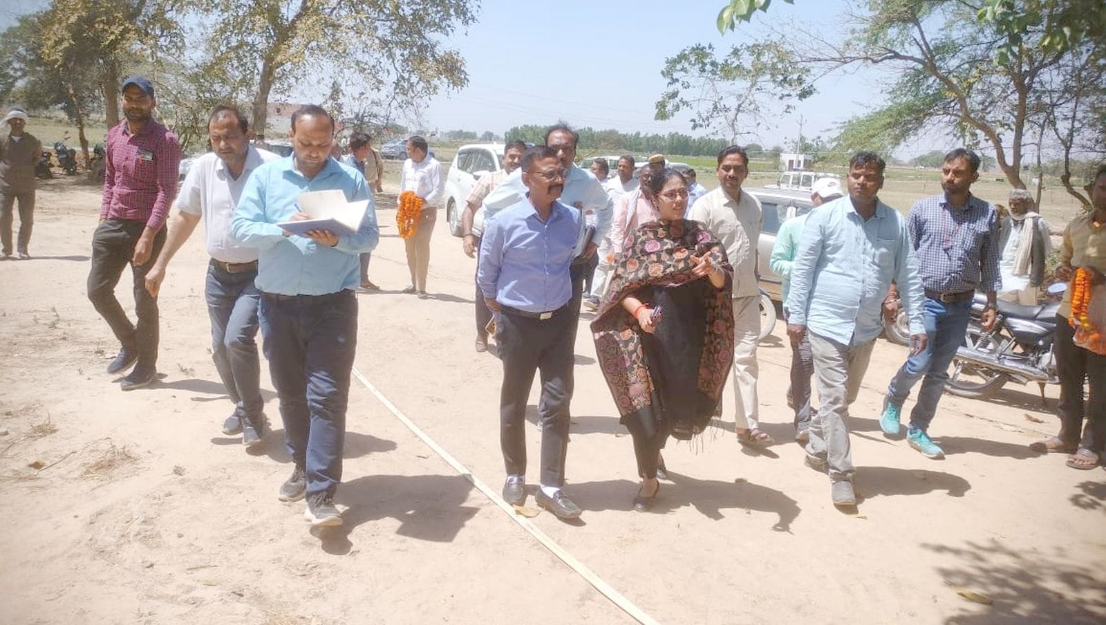 07-बीडीएन-01-अधिकारियों के आने की सूचना पर गोवंशों को गांव से जंगल में भगाए जाने से नाराज ग्राम 07-बीडीएन-01-अधिकारियों के आने की सूचना पर गोवंशों को गांव से जंगल में भगाए जाने से नाराज ग्राम