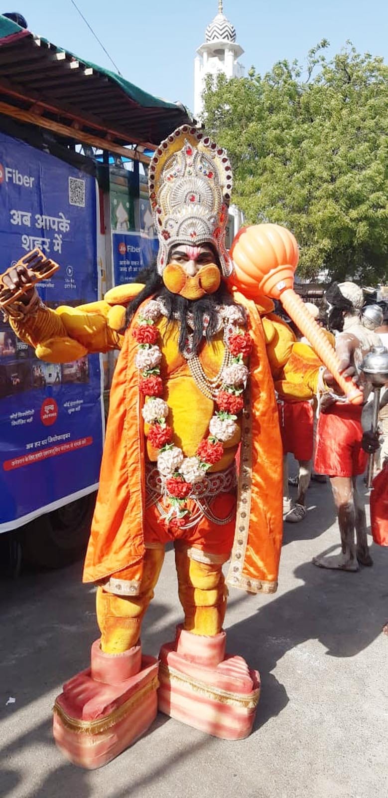 उझानी में हनुमान शोभायात्रा के शुरू में पूजन के दौरान जुटे अतिथि। संवाद