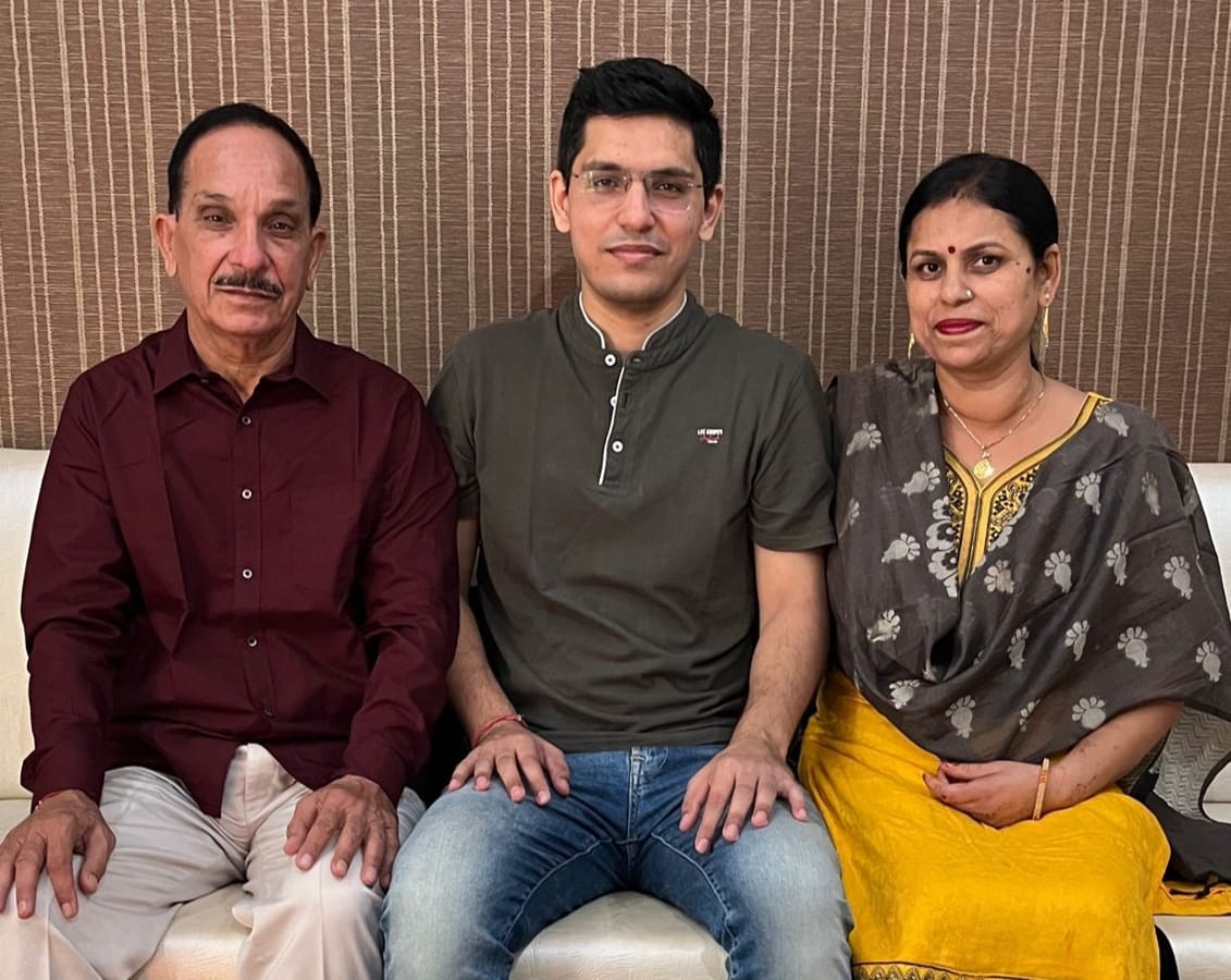 बिजनौर के ग्राम खुड़ाहेड़ी के डीएसपी बने शाहरुख खान को मिठाई खिलाते परिजन।