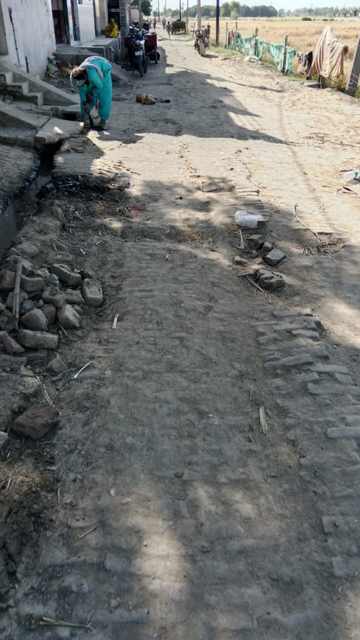 मालमाजरा गांव में क्षतिग्रस्त हुआ मुख्य मार्ग मालमाजरा गांव में क्षतिग्रस्त हुआ मुख्य मार्ग