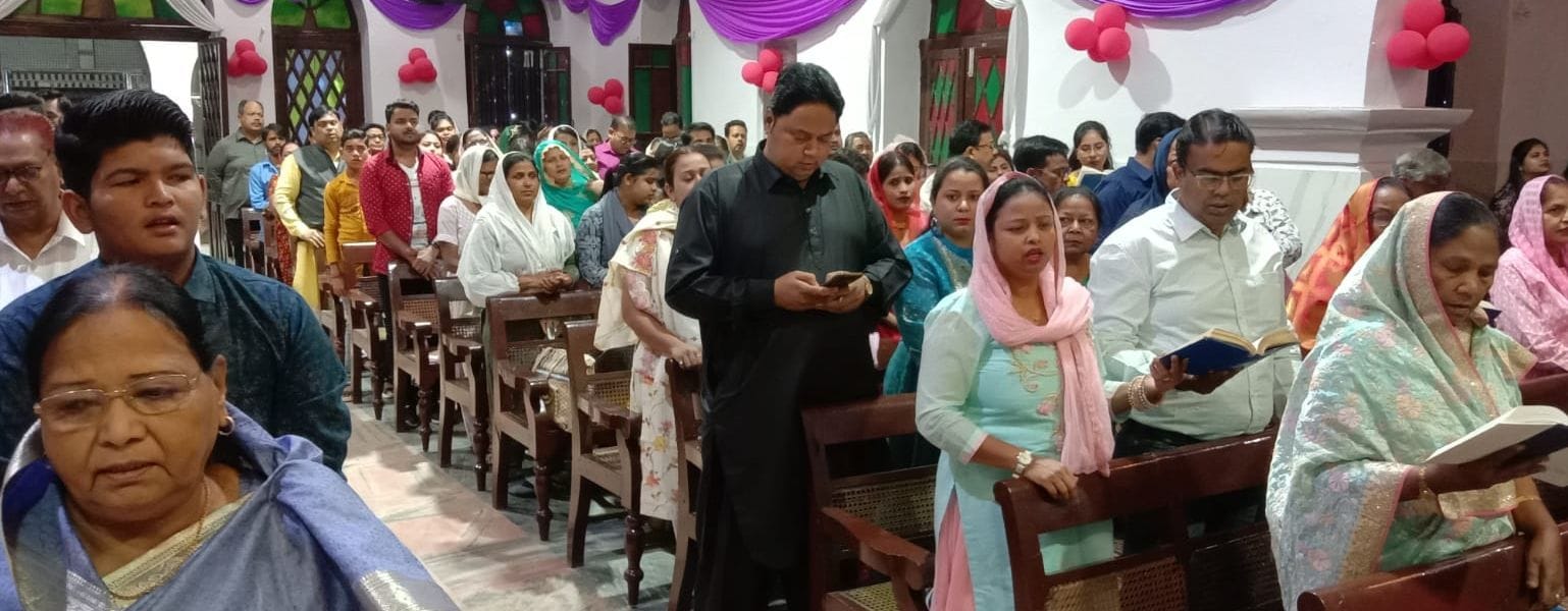 शाहजहांपुर में सेंट्रल मैथोडिस्ट चर्च में ईस्टर पर्व पर गीत प्रस्तुत करते मसीह समाज के लोग। संव