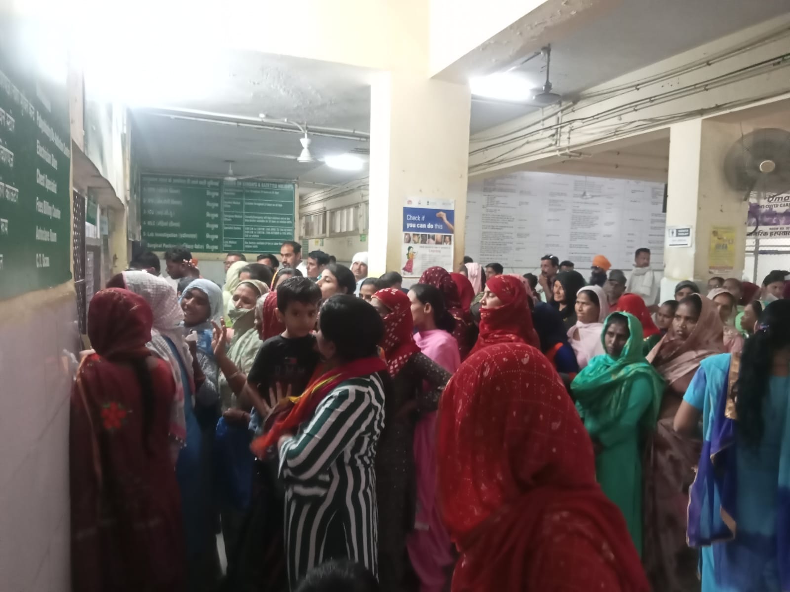 नागरिक अस्पताल में मॉक ड्रिल के दौरान मरीजों के सैंपल लेते स्वास्थ्य कर्मी। संवाद नागरिक अस्पताल में मॉक ड्रिल के दौरान मरीजों के सैंपल लेते स्वास्थ्य कर्मी। संवाद