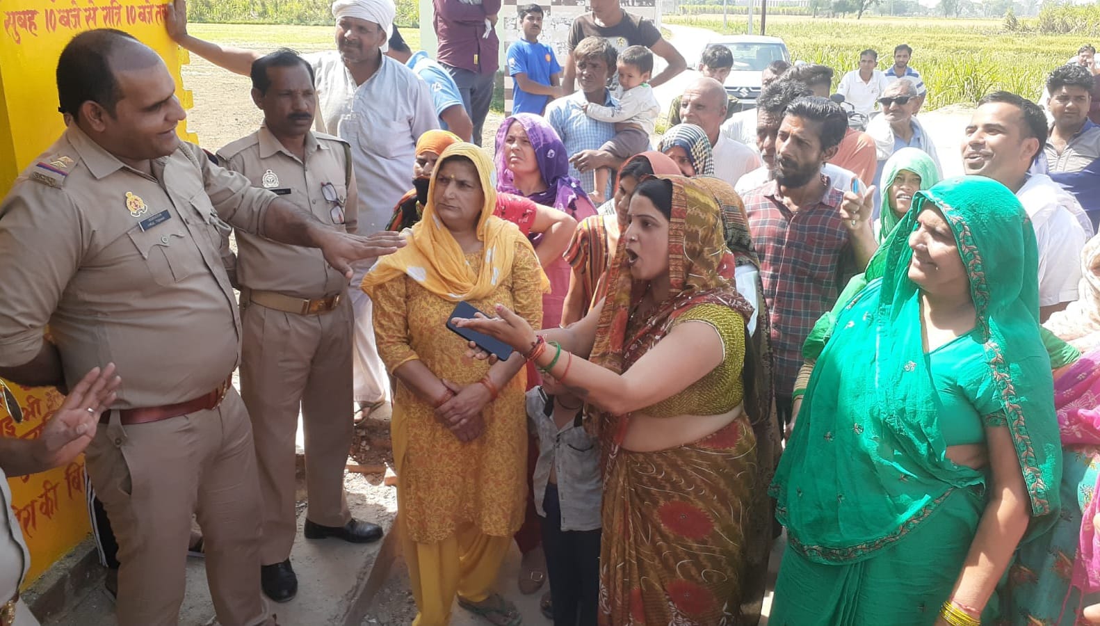 शिकोहपुर गांव के मुख्य गेट के पास स्थित ठेके को हटवाए जाने की मांग को लेकर प्रदर्शन करती महिलाए शिकोहपुर गांव के मुख्य गेट के पास स्थित ठेके को हटवाए जाने की मांग को लेकर प्रदर्शन करती महिलाए