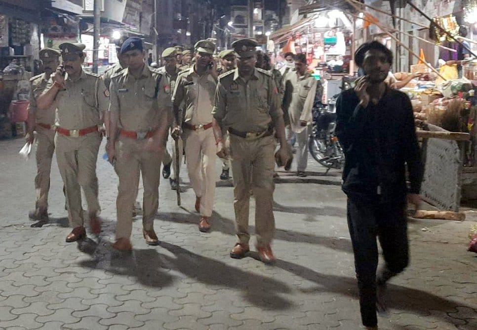 शामली मिल रोड पर होडिंग उतारते नगर पालिका कर्मचारी शामली मिल रोड पर होडिंग उतारते नगर पालिका कर्मचारी