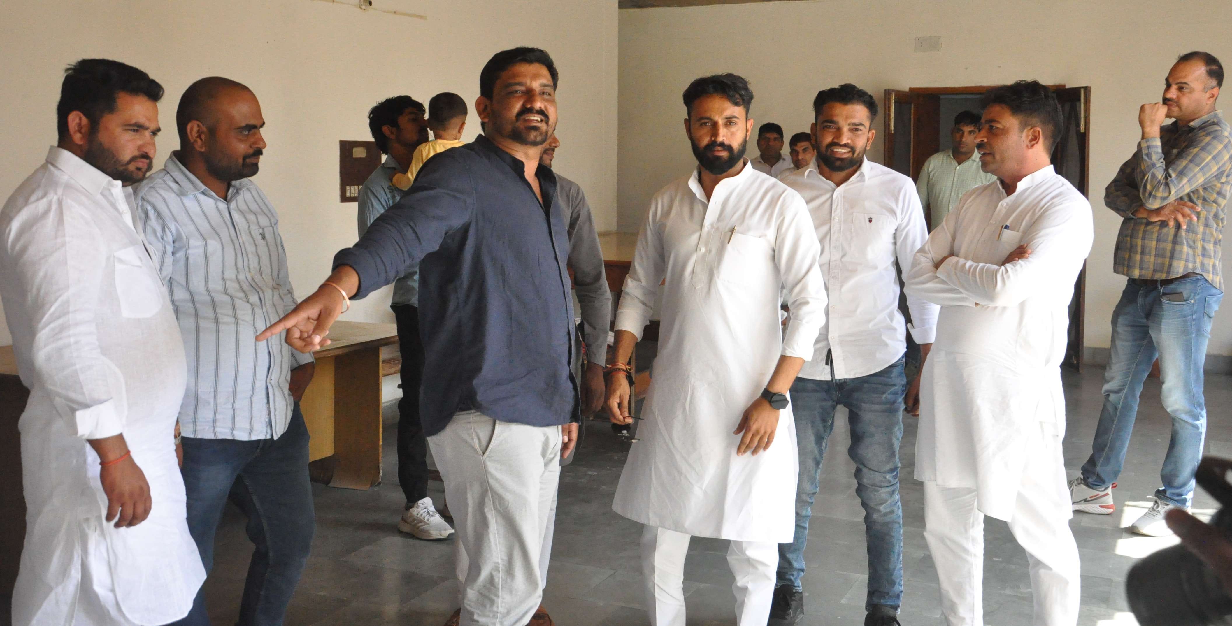 जिला परिषद की बैठक में बहस करते पार्षद। जिला परिषद की बैठक में बहस करते पार्षद।