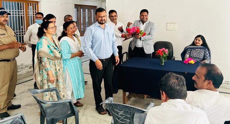 चंपावत पुलिस लाइन में आयोजित मासिक अपराध गोष्ठी लेते एसपी देवेंद्र पींचा। चंपावत पुलिस लाइन में आयोजित मासिक अपराध गोष्ठी लेते एसपी देवेंद्र पींचा।