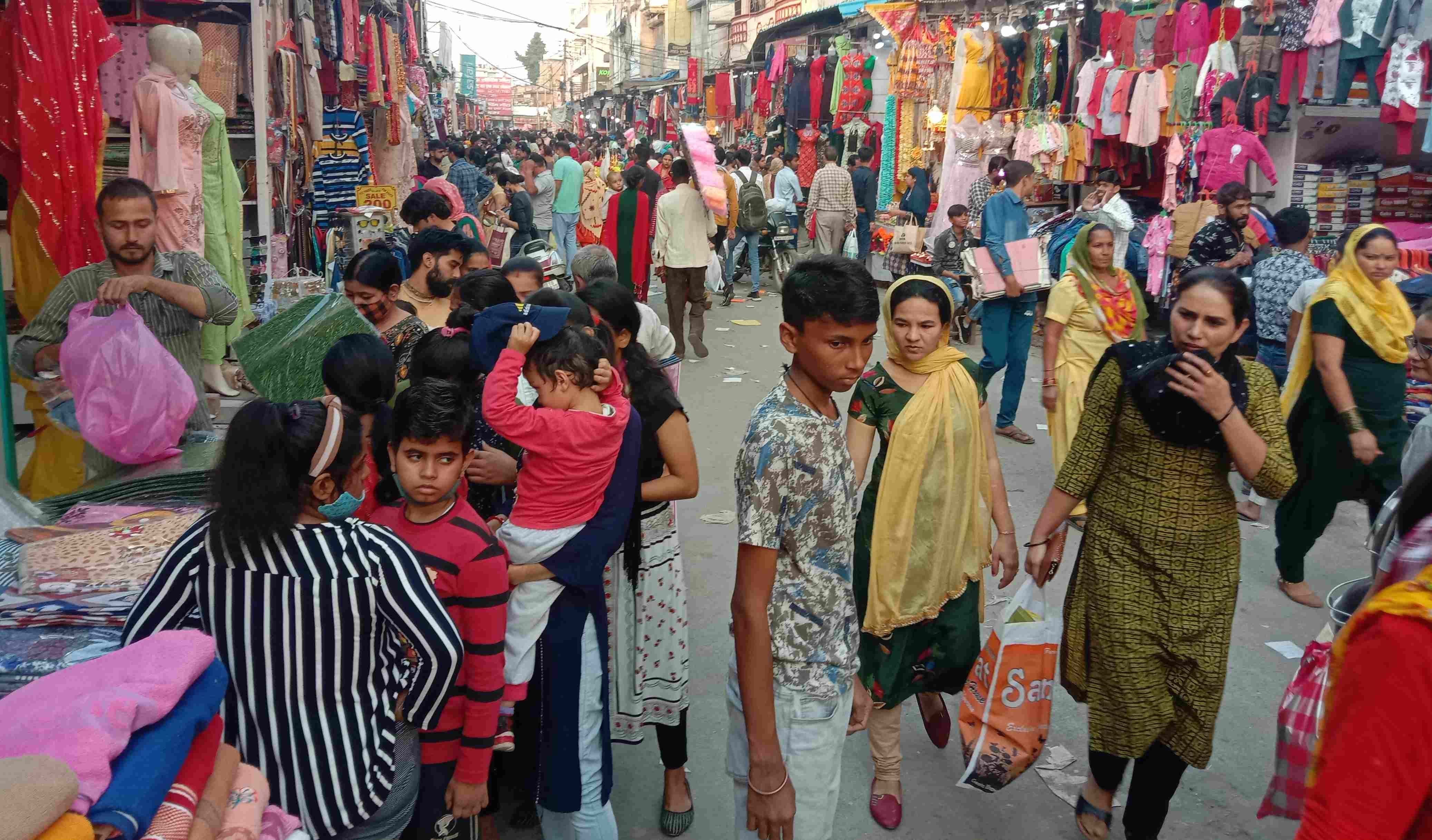 फोटो :39: सोनीपत के कच्चे क्वार्टर बाजार में बिना मास्क लगाए खरीदारी करने आए लोग। फोटो :39: सोनीपत के कच्चे क्वार्टर बाजार में बिना मास्क लगाए खरीदारी करने आए लोग।