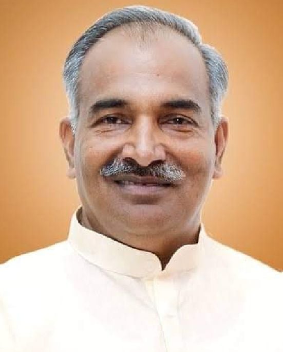 खटीमा में एक नीजि स्कूल के खिलाफ तहसील परिसर में प्रदर्शन करते अभिभावक। संवाद