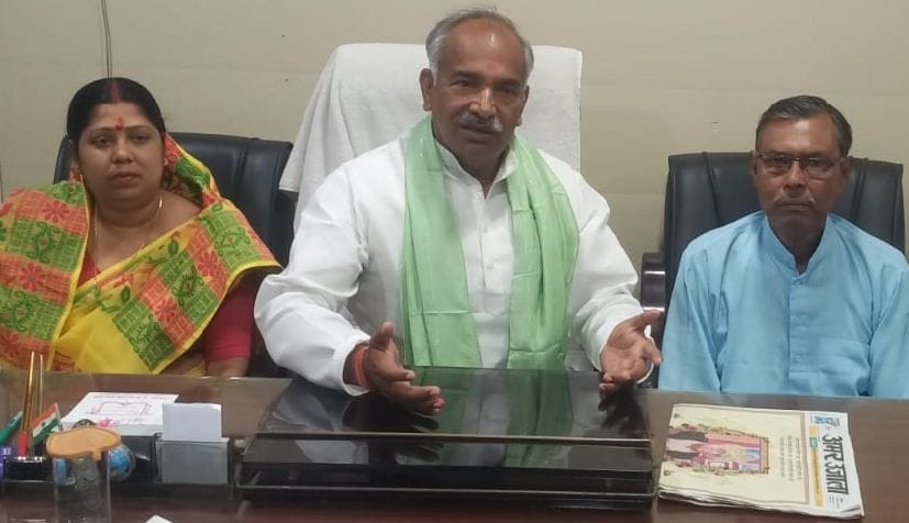 खटीमा में एक नीजि स्कूल के खिलाफ तहसील परिसर में प्रदर्शन करते अभिभावक। संवाद