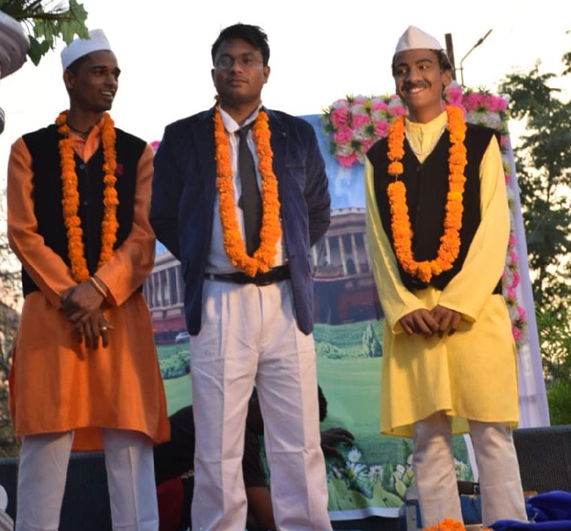रुद्रपुर में निकली शोभायात्रा में शामिल झांकी। रुद्रपुर में निकली शोभायात्रा में शामिल झांकी।