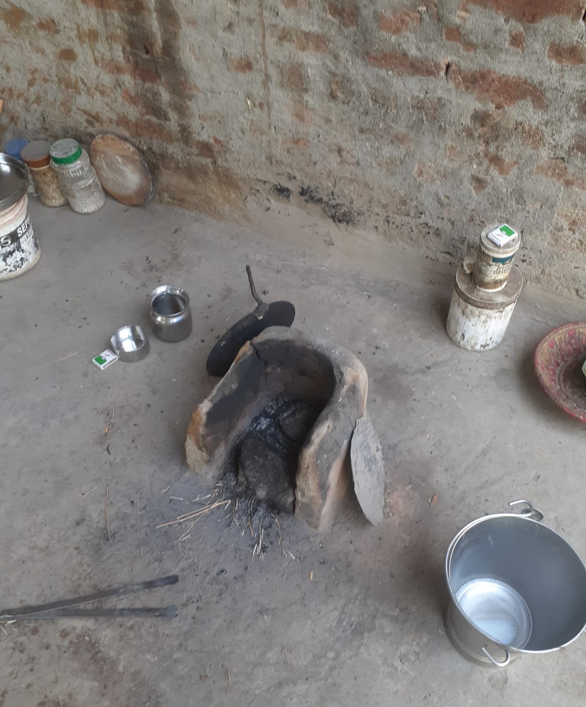 शबगा गांव में ट्रिपल मर्डर के बाद बच्चों को संभालते परिजन शबगा गांव में ट्रिपल मर्डर के बाद बच्चों को संभालते परिजन