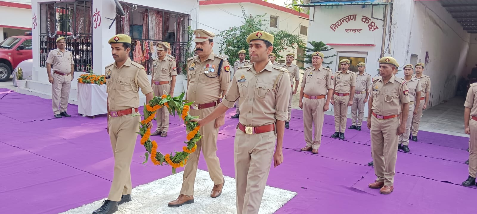 अग्निशमन दिवस पर शहीदों के प्रतीक चिन्ह पर पुष्प अर्पित करते पुवायां फायर स्टेशन के प्रभारी। सं
