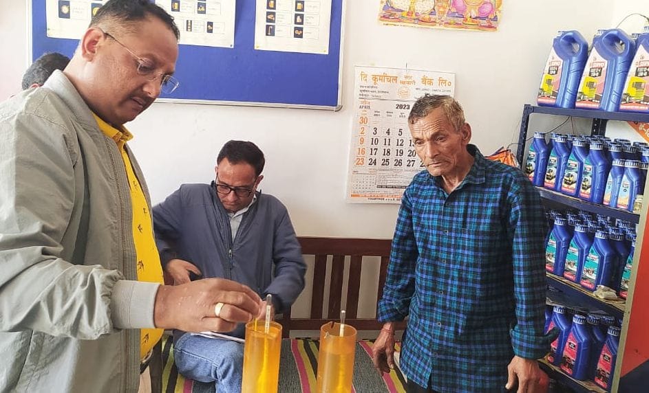 बागेश्वर के पेट्रोल पंप में जांच करते अधिकारी।