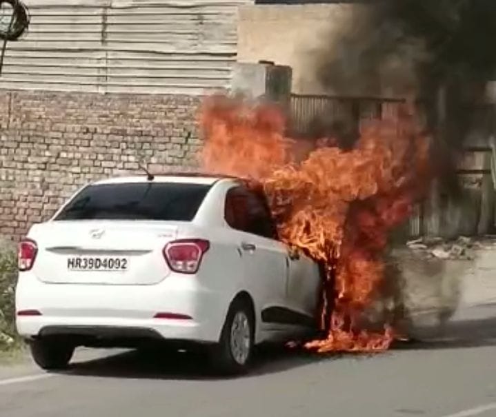 फोटो 06: मुरथल रोड पर कार में लगी आग से उठती लपटें। संवाद फोटो 06: मुरथल रोड पर कार में लगी आग से उठती लपटें। संवाद