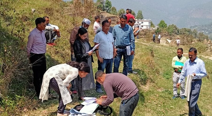 हाईकोर्ट के निर्देश पर कांडा के देवली गांव में पहुंची जांच टीम। हाईकोर्ट के निर्देश पर कांडा के देवली गांव में पहुंची जांच टीम।