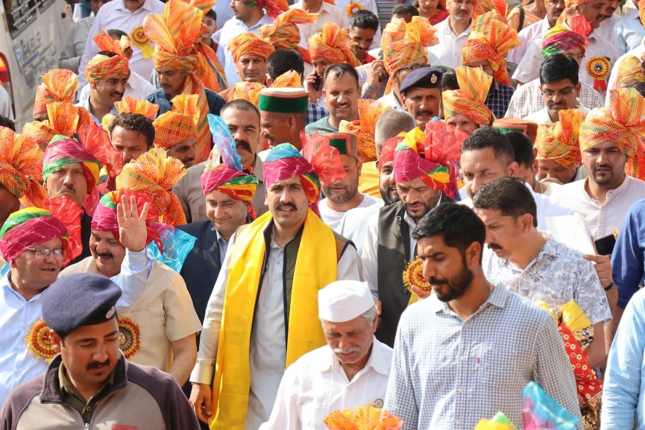 पधर के जिलास्तरीय किसान मेले में निकली भव्य जलेब पधर के जिलास्तरीय किसान मेले में निकली भव्य जलेब