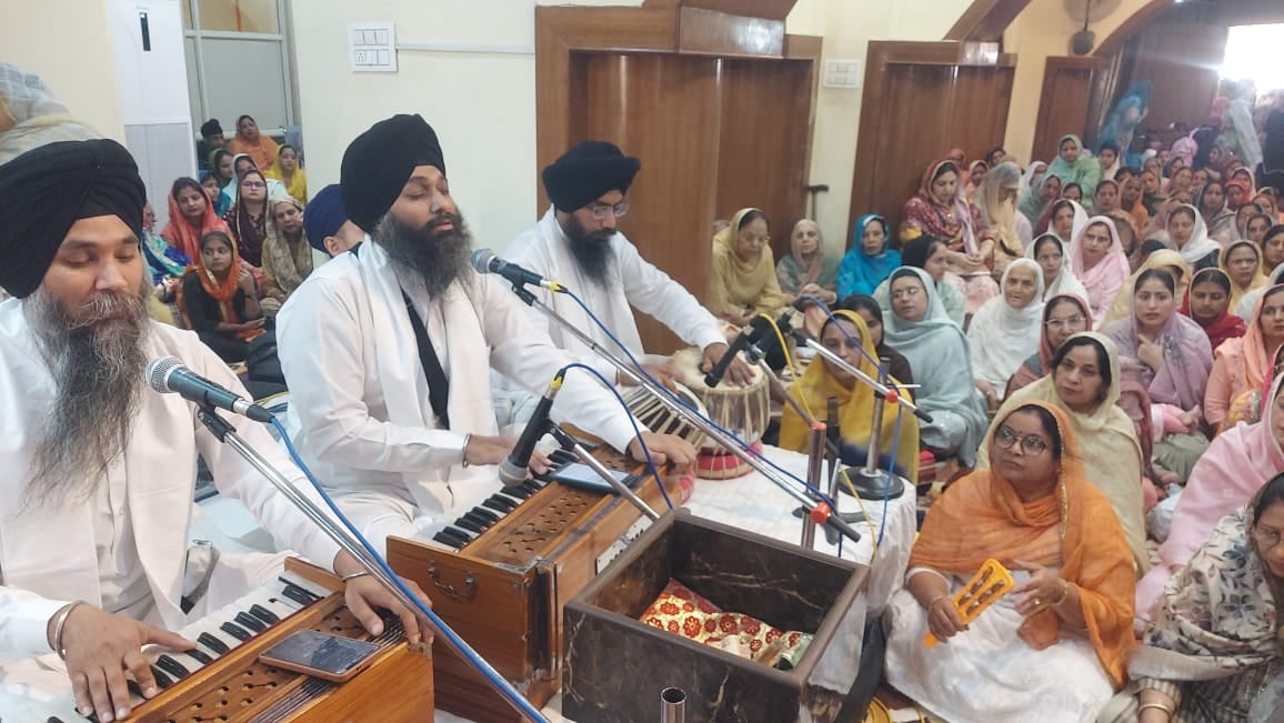 शाहजहांपुर में गुरुद्वारा श्री गुरु सिंह सभा में गुरुग्रंथ साहिब के समक्ष प्रार्थना करती महिला। शाहजहांपुर में गुरुद्वारा श्री गुरु सिंह सभा में गुरुग्रंथ साहिब के समक्ष प्रार्थना करती महिला।