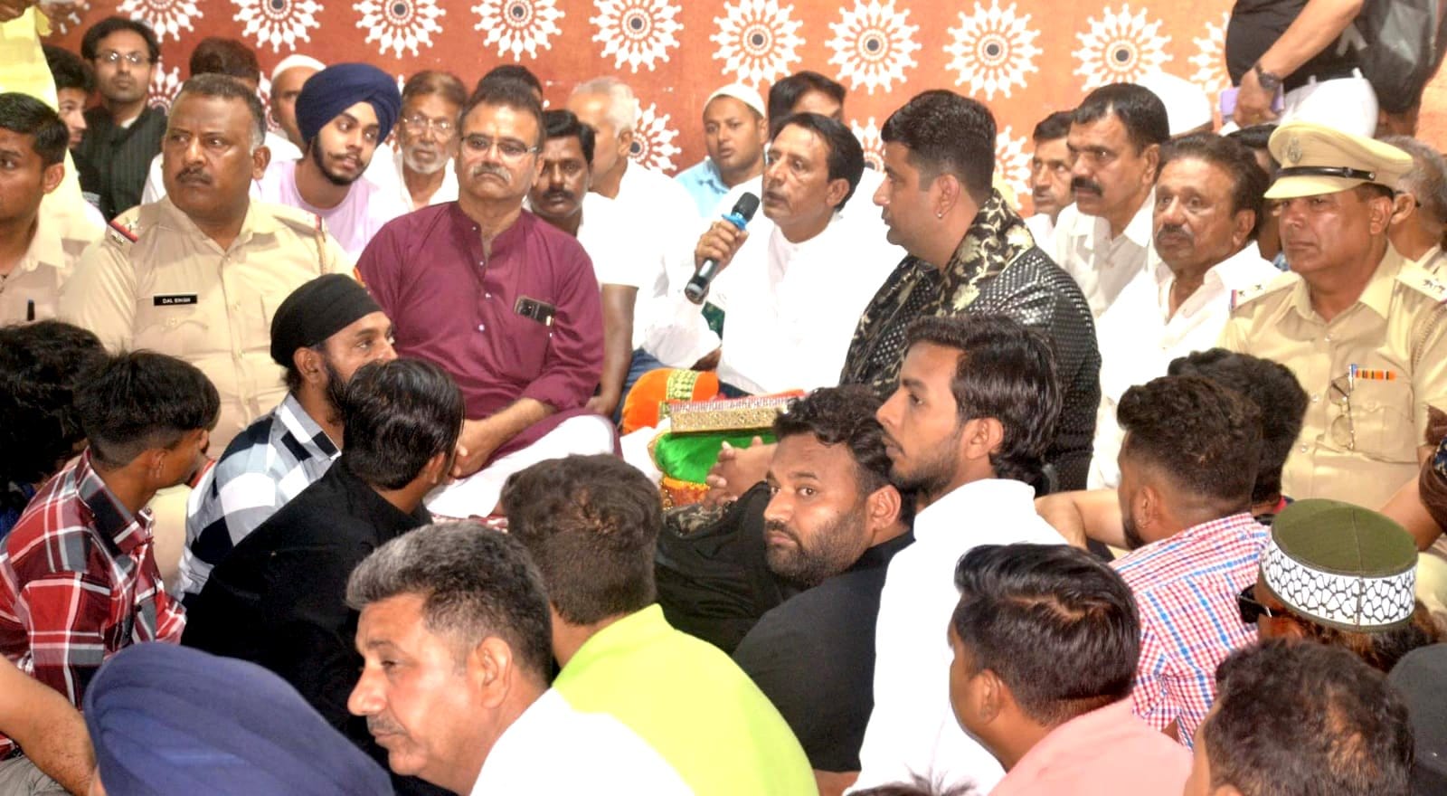 शेखपुरा डेरा बंदा नवाज पर उर्स मुबारक पर कव्वाली पेश करते कव्वाल