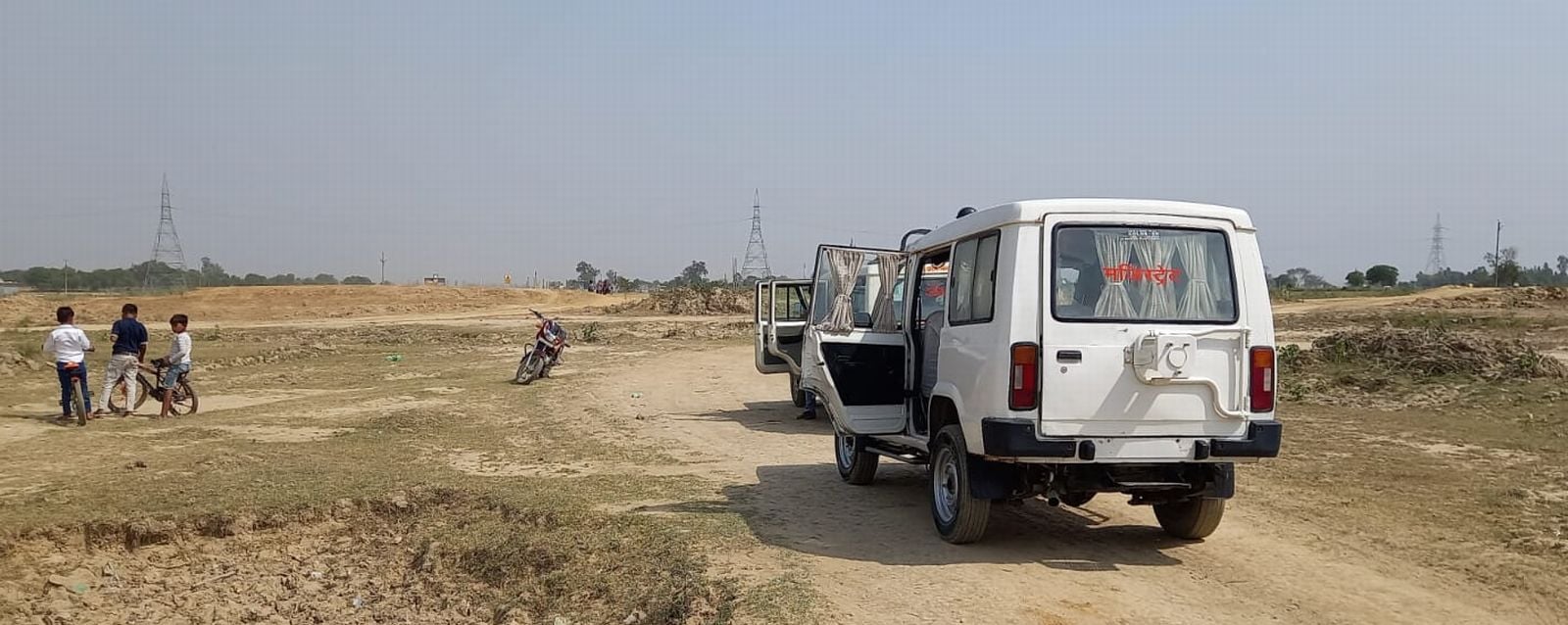 15बीडीएन11-गंगा एक्सप्रेस-वे के बीच में आ रही मजार को हटाती जेेसीबी।संवाद 15बीडीएन11-गंगा एक्सप्रेस-वे के बीच में आ रही मजार को हटाती जेेसीबी।संवाद
