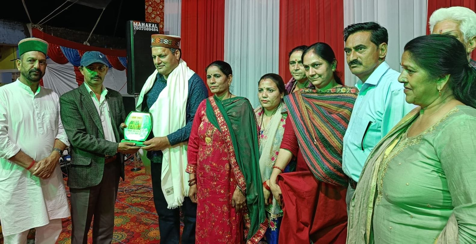 बैसाखी मेा रिवालसर की अंतिम सांस्कृतिक संध्या में कार्यक्रम प्रस्तुत करते हुए पंजाबी गायक अकरम बैसाखी मेा रिवालसर की अंतिम सांस्कृतिक संध्या में कार्यक्रम प्रस्तुत करते हुए पंजाबी गायक अकरम