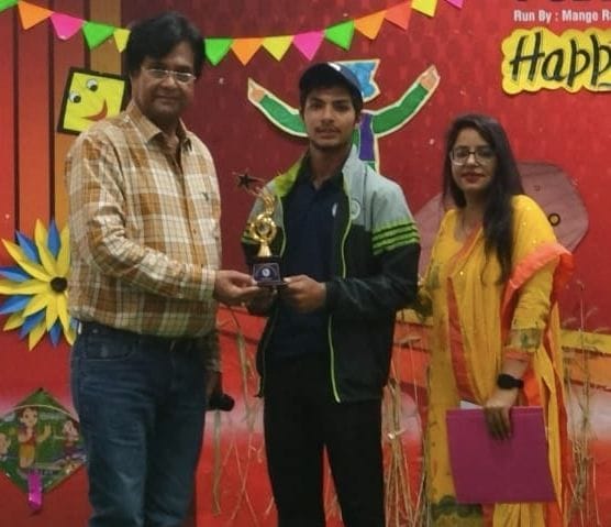 फोटो 03- एनसीए में चयनित खिलाड़ी अमन भारद्वाज को पुरस्कृत करते साउथ प्वाइंट ग्रुप के चेयरमैन दिल फोटो 03- एनसीए में चयनित खिलाड़ी अमन भारद्वाज को पुरस्कृत करते साउथ प्वाइंट ग्रुप के चेयरमैन दिल