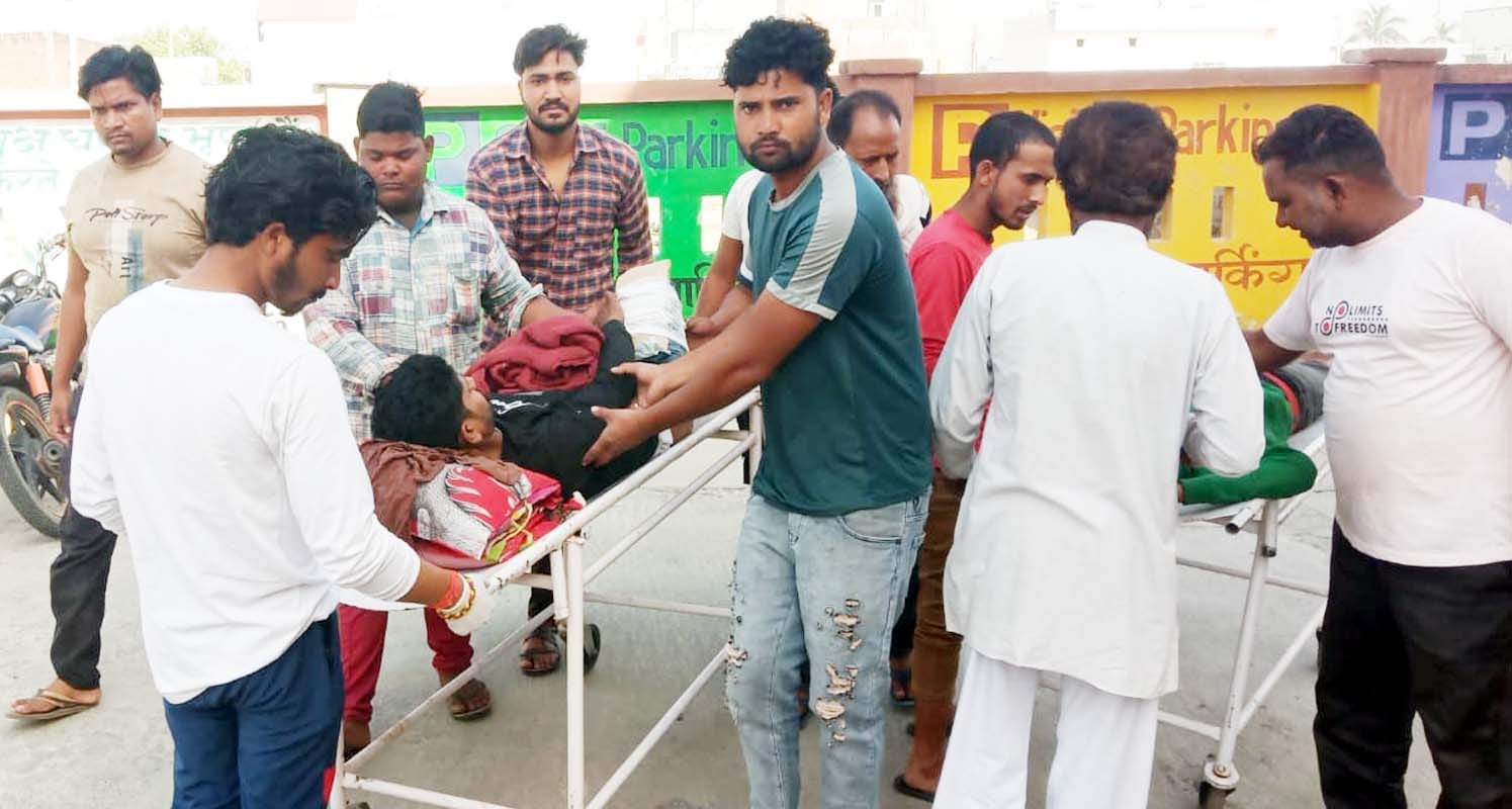 खुटार में टकराई बस और पिकअप वाहन। संवाद