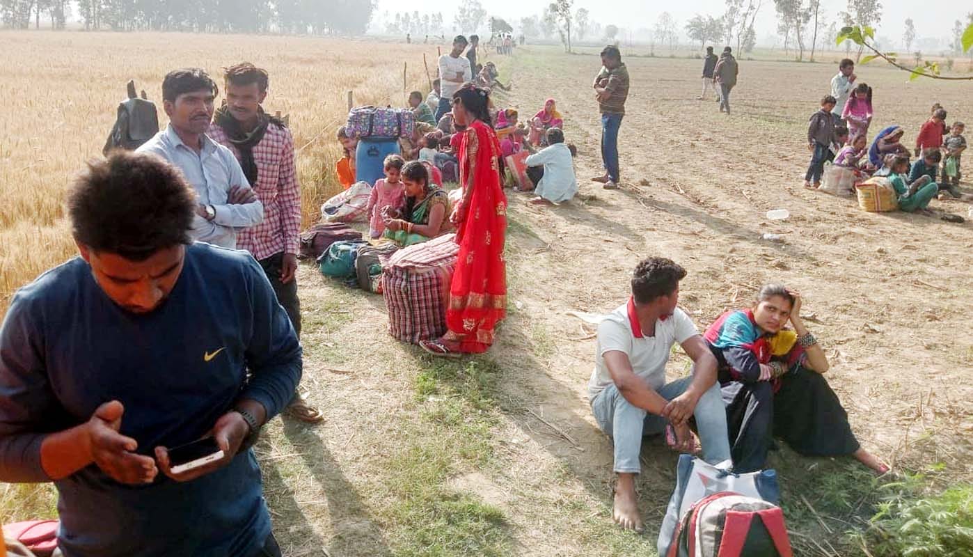 खुटार में टकराई बस और पिकअप वाहन। संवाद