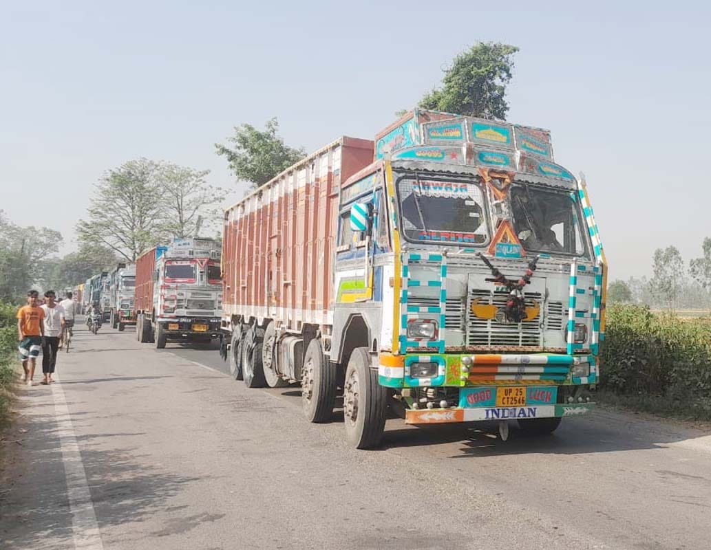 खुटार में टकराई बस और पिकअप वाहन। संवाद