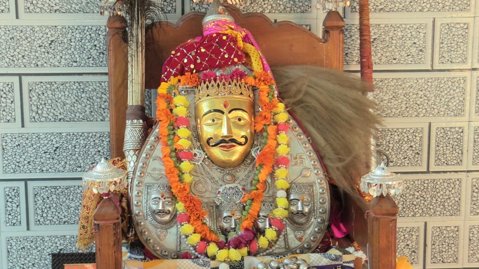 मंडी जिला के अधिष्ठाता बड़ा देव कमरुनाग की पवित्र झील में जमी गाद