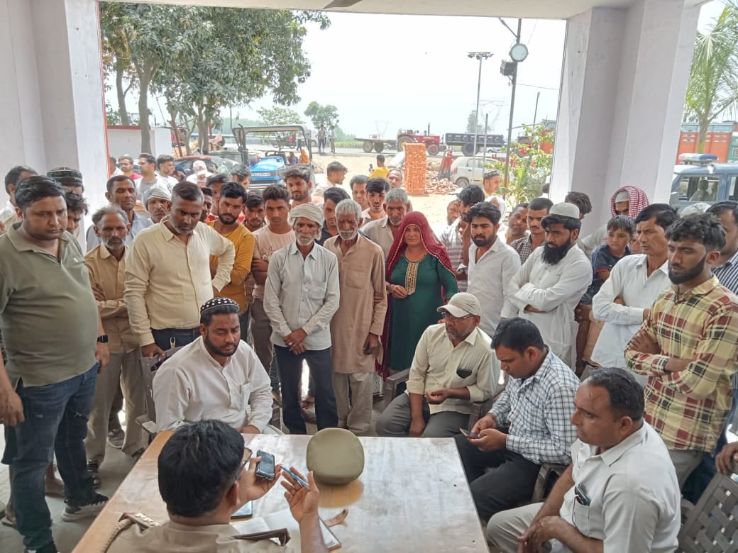1-थाना सिखेड़ा के अंदर आत्मदाह करने को अपने ऊपर तेल छिड़कता मृतक किसान महकचंद का बेटा अमित