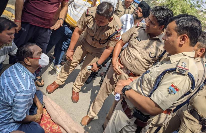 रुद्रपुर के आवास विकास में व्यापारियों और थाना प्रभारी में होती नोकझोंक