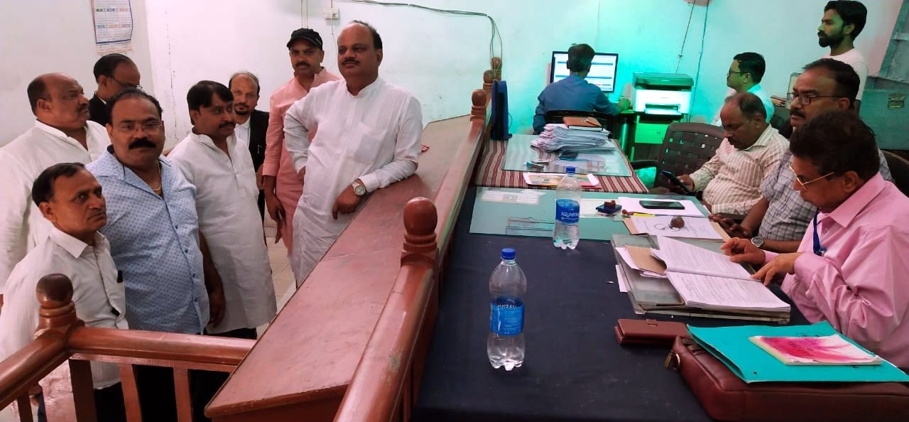नामाकंन पत्रों की जांच प्रतिक्रिया देखते डीएम,एडीएम नामाकंन पत्रों की जांच प्रतिक्रिया देखते डीएम,एडीएम