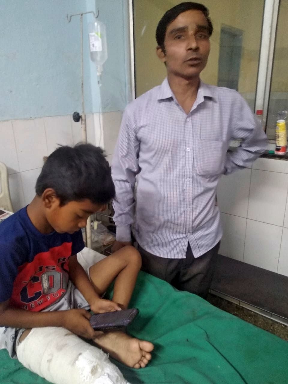 तिलहर के अजमतपुर सुनौरा गांव में दूसरे दिन पसरा सन्नाटा।संवाद तिलहर के अजमतपुर सुनौरा गांव में दूसरे दिन पसरा सन्नाटा।संवाद