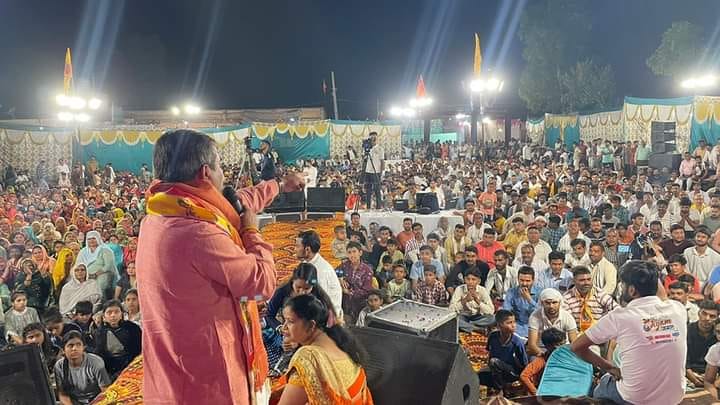 बड़गांव में आयोजित भजन संध्या में सम्मानित अतिथिगण बड़गांव में आयोजित भजन संध्या में सम्मानित अतिथिगण