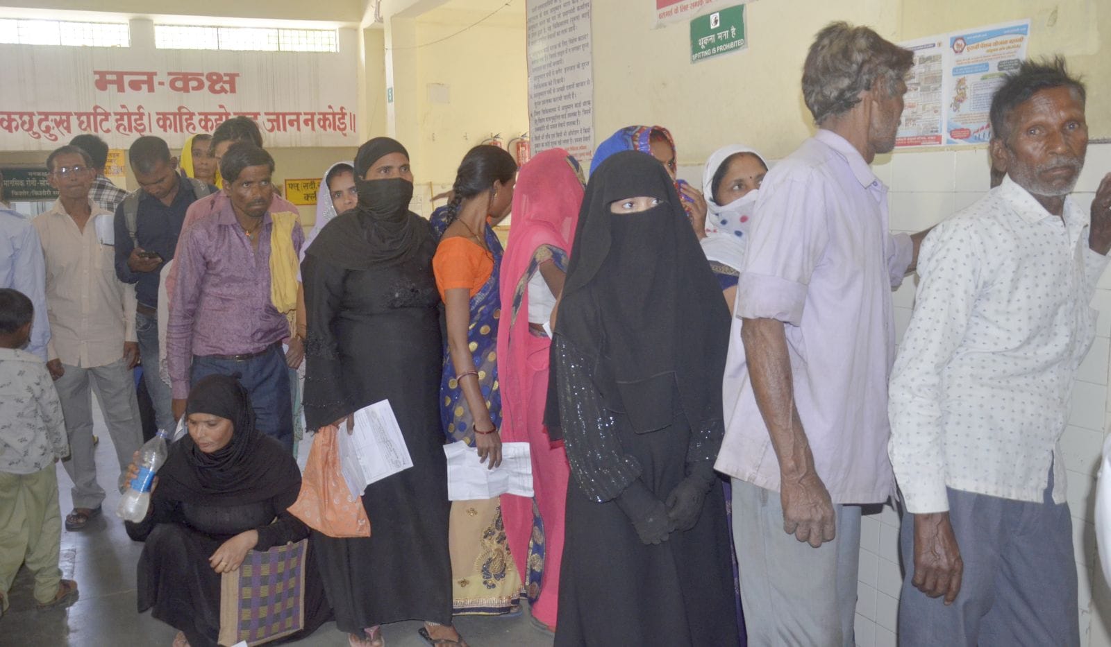 फोटो18बीडीएन21-गर्मी लू से बचने के लिऐ कुछ इस तरह जाती युवती।संवाद फोटो18बीडीएन21-गर्मी लू से बचने के लिऐ कुछ इस तरह जाती युवती।संवाद