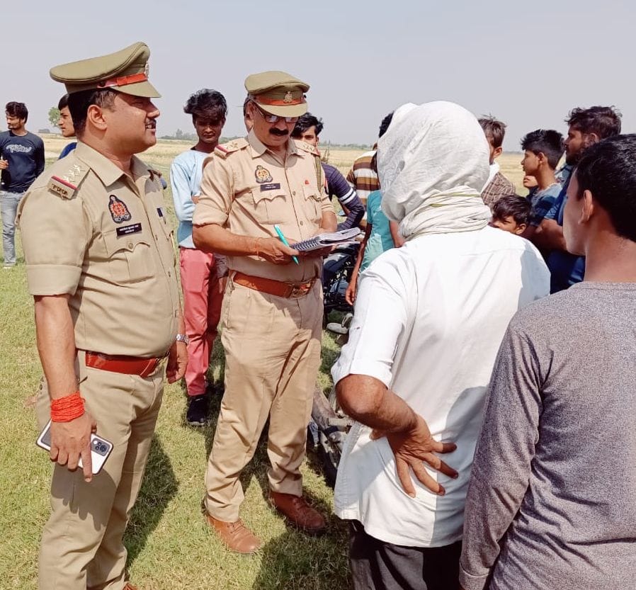 गोल्हौरा क्षेत्र के नागापार के राप्ती नदी के पास घटनास्थल पर लगी भीड़। गोल्हौरा क्षेत्र के नागापार के राप्ती नदी के पास घटनास्थल पर लगी भीड़।