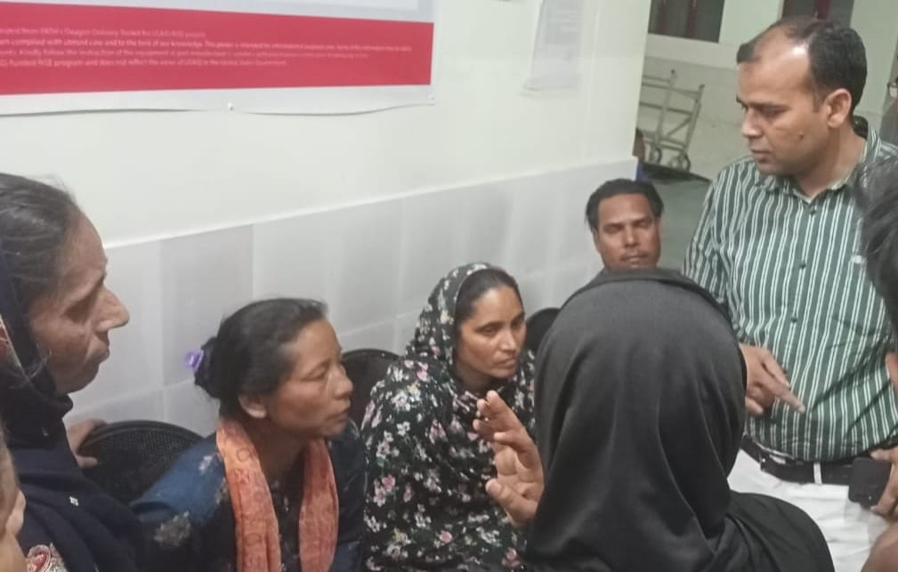 टनकपुर के जंगल में कैमरा लगाता वनकर्मी। टनकपुर के जंगल में कैमरा लगाता वनकर्मी।