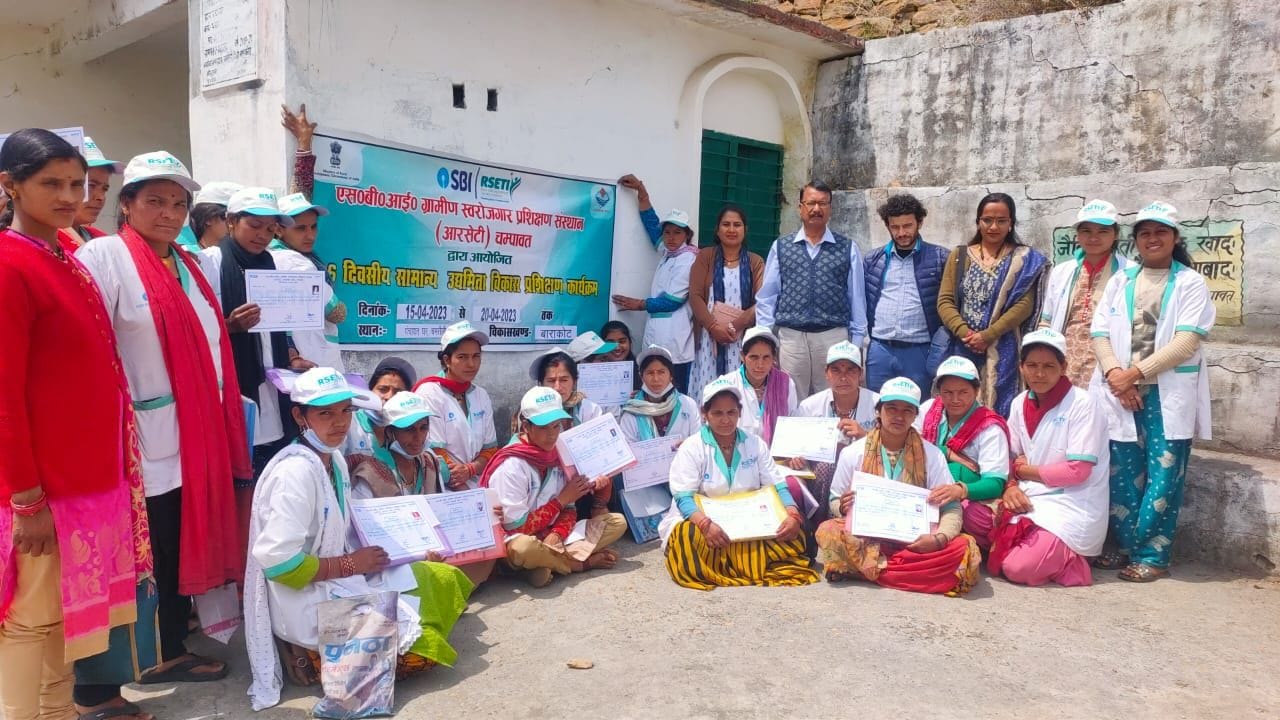 चंपावत के चमरौली में धूप और अगरबत्ती बनाने का प्रशिक्षण हासिल करती महिलाएं। चंपावत के चमरौली में धूप और अगरबत्ती बनाने का प्रशिक्षण हासिल करती महिलाएं।