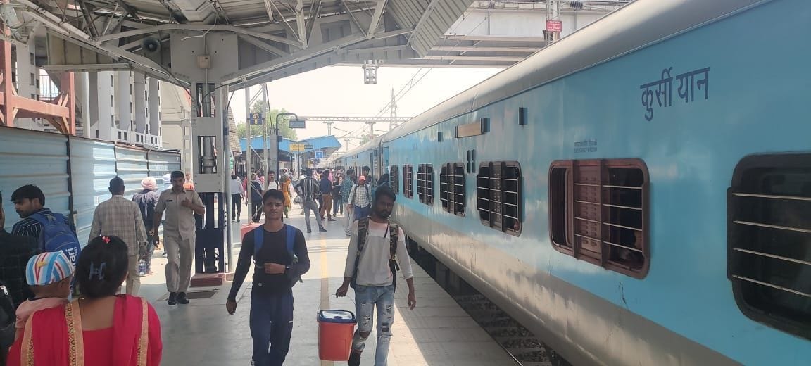 फोटो 05- सोनीपत स्टेशन पर ट्रेन से उतरते यात्री। संवाद फोटो 05- सोनीपत स्टेशन पर ट्रेन से उतरते यात्री। संवाद