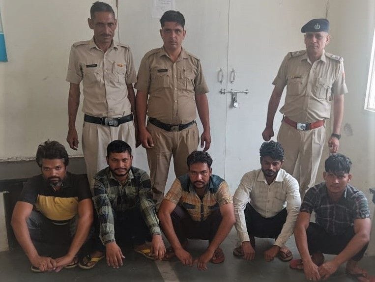 फोटो 17: गन्नौर थाना पुलिस की गिरफ्त में पांच आरोपी।