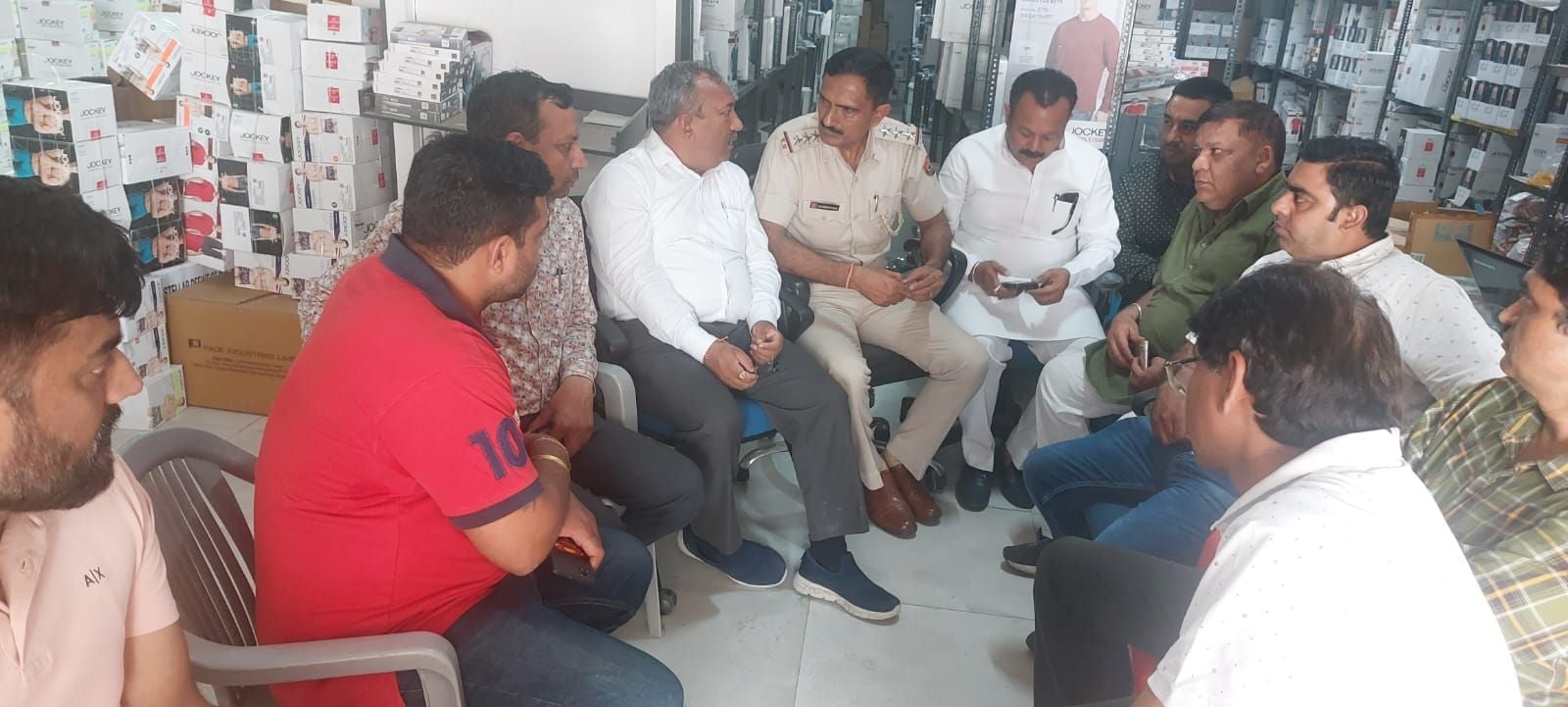 फोटो :33: खन्ना कॉलोनी में व्यापारी के साथ हुई लूट के मामले में थाना प्रभारी से बातचीत करते जिल फोटो :33: खन्ना कॉलोनी में व्यापारी के साथ हुई लूट के मामले में थाना प्रभारी से बातचीत करते जिल