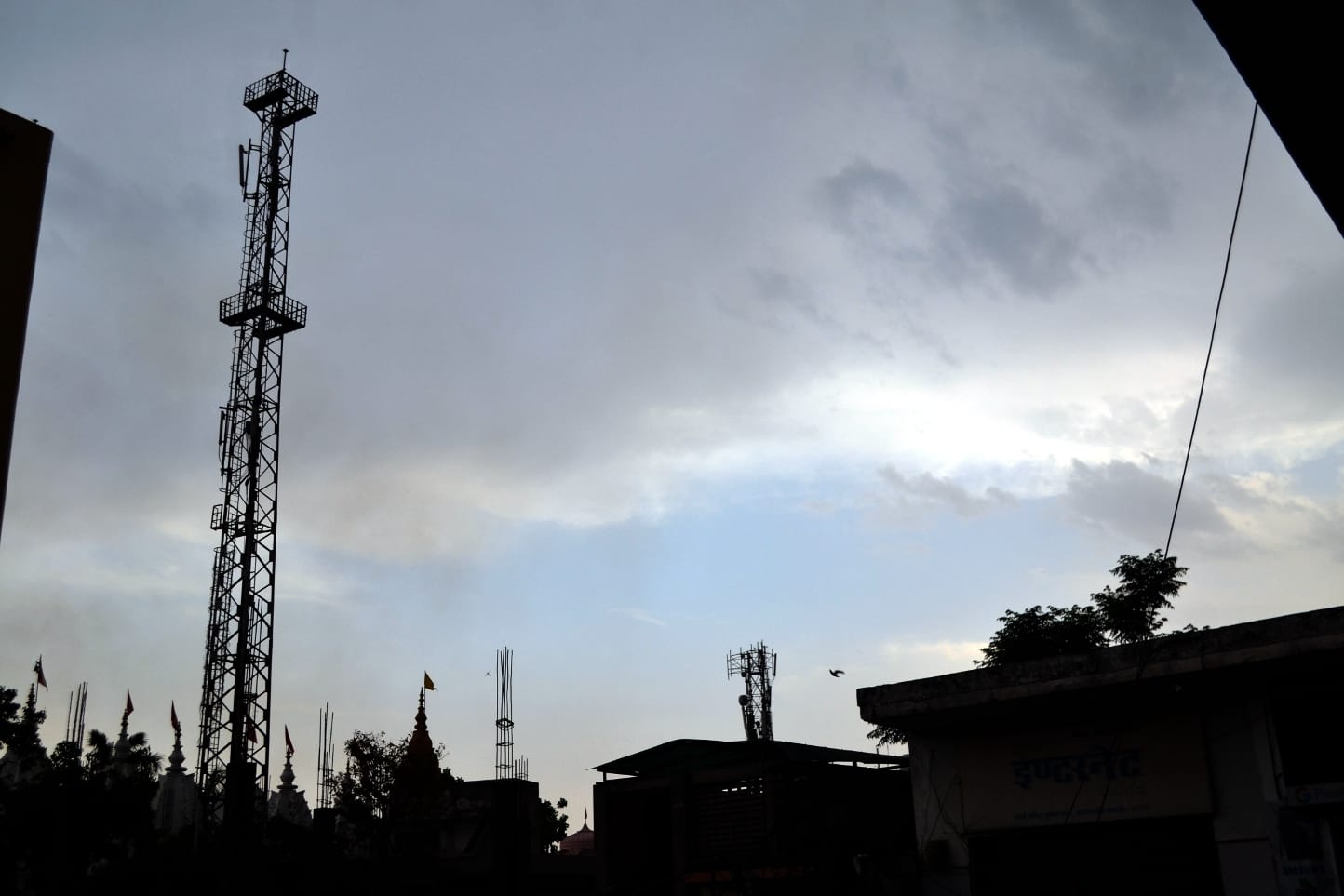 झिंझाना क्षेत्र के गांव धरमपुरा में तूफान में टूटे हाई टेंशन व एचटी लाइन के खंबे झिंझाना क्षेत्र के गांव धरमपुरा में तूफान में टूटे हाई टेंशन व एचटी लाइन के खंबे