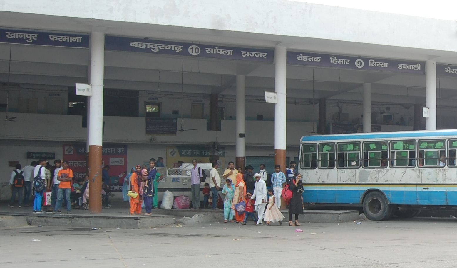 फोटो 18- बस अड्डे पर बस का इंतजार करते यात्री।