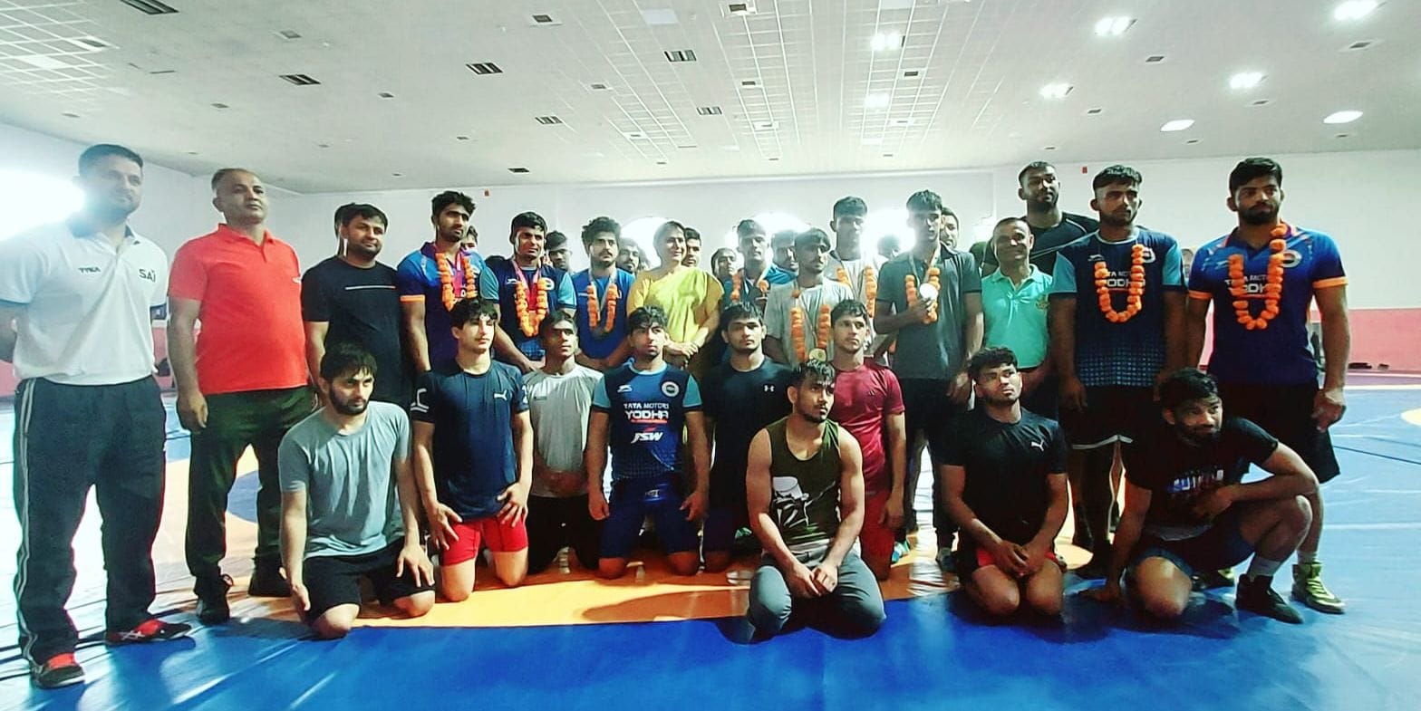 फोटो :28: बहालगढ़ स्थित साई केंद्र में पहलवान नीरज का स्वागत करती कार्यकारी निदेशक ललिता शर्मा। फोटो :28: बहालगढ़ स्थित साई केंद्र में पहलवान नीरज का स्वागत करती कार्यकारी निदेशक ललिता शर्मा।
