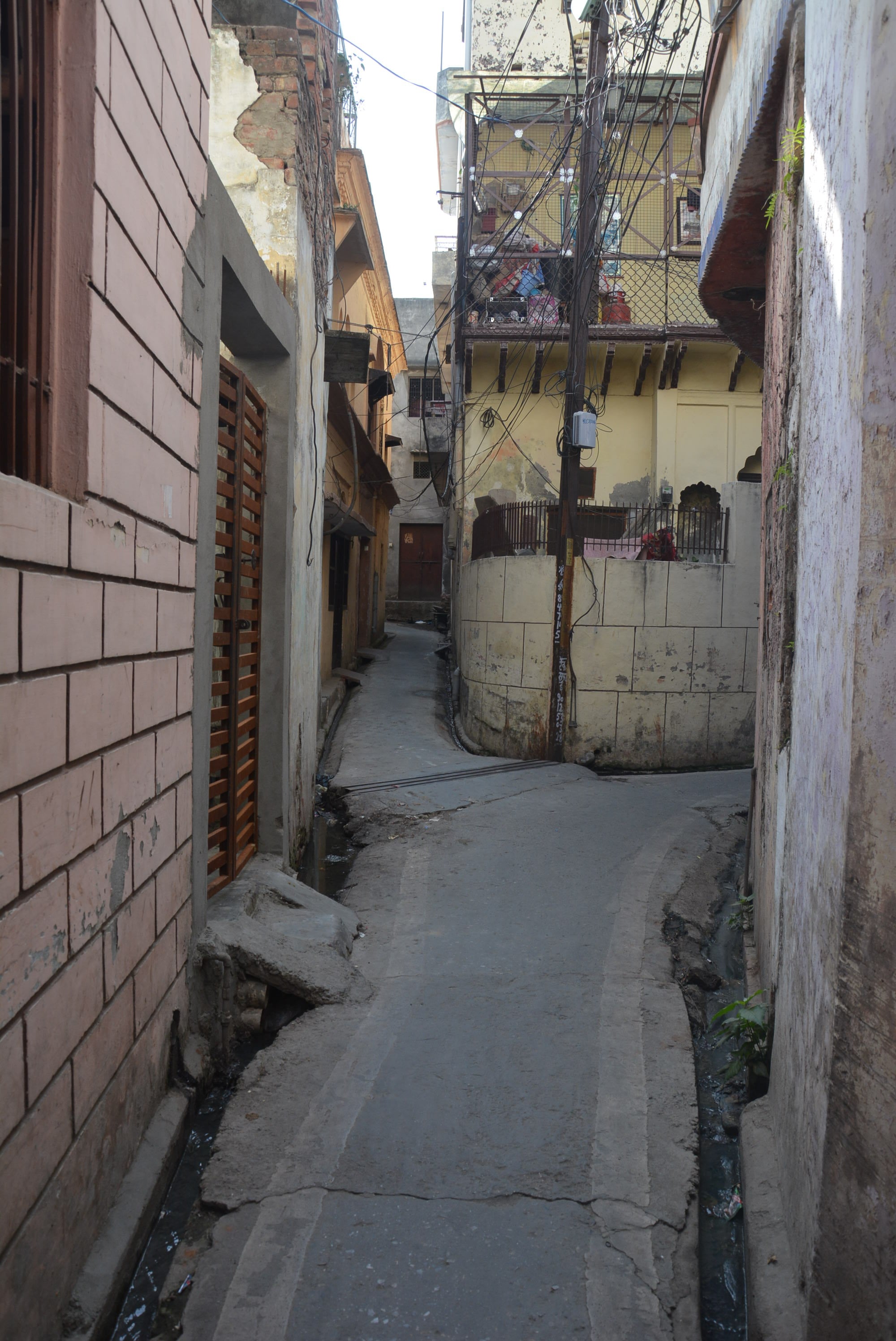 नगर में सर्राफा बाजार की भैरव मंदिर वाली  संकरी गली।