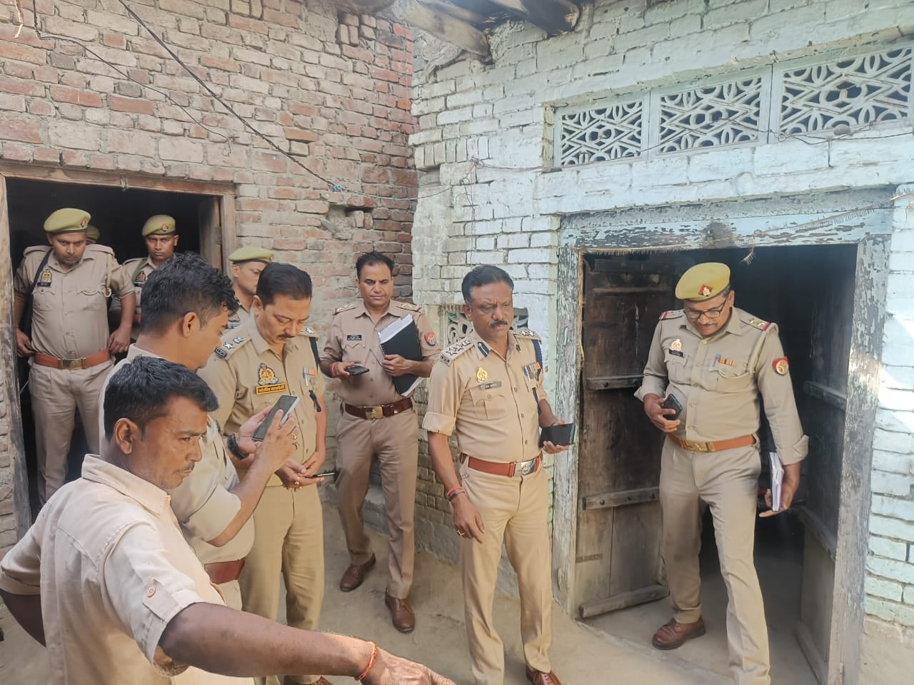 शाहजहांपुर में पोस्टमार्टम हाउस पर रोती भाग्यवती की बेटी नन्हीं देवी। संवाद शाहजहांपुर में पोस्टमार्टम हाउस पर रोती भाग्यवती की बेटी नन्हीं देवी। संवाद