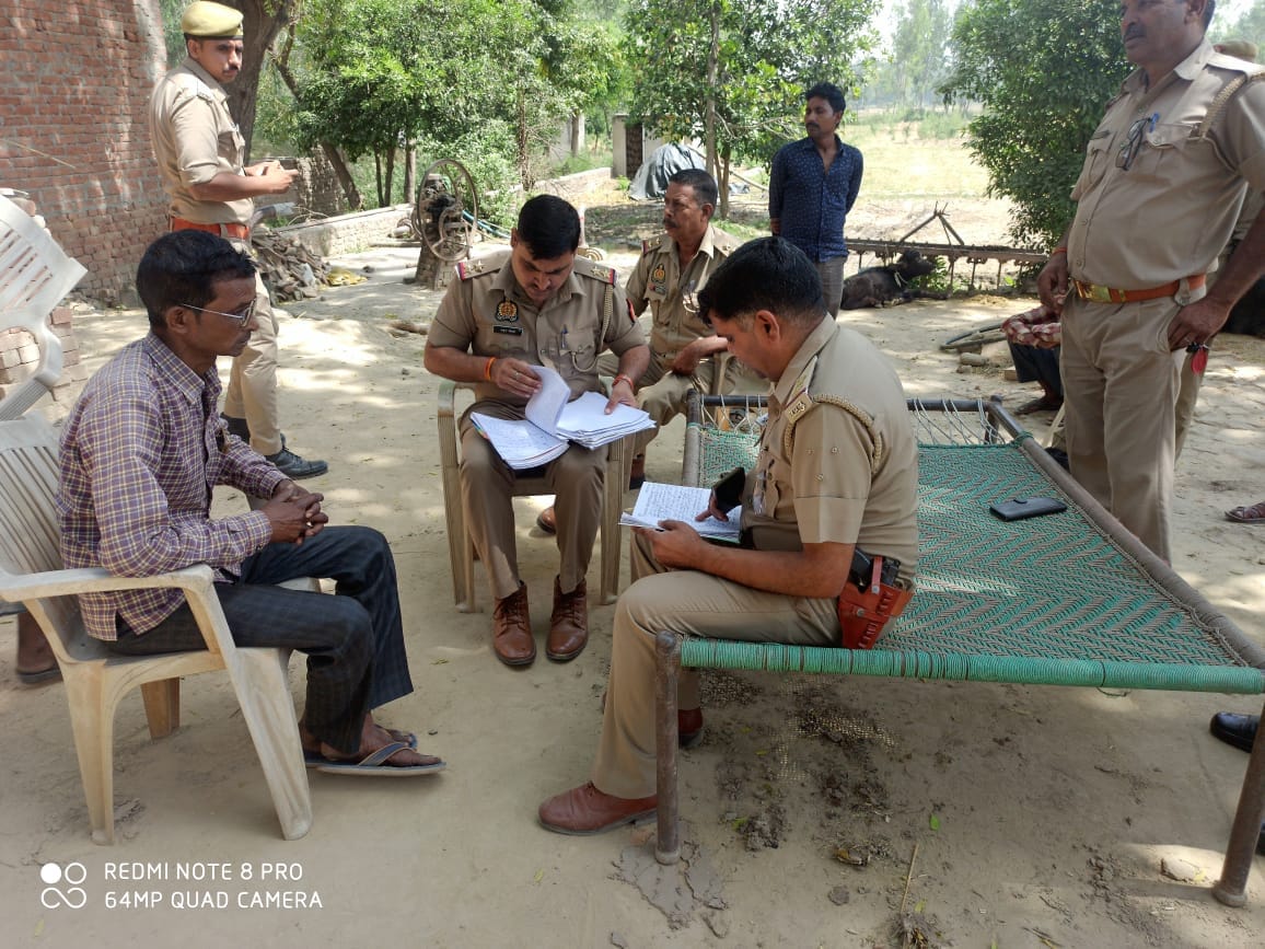 शाहजहांपुर में पोस्टमार्टम हाउस पर रोती भाग्यवती की बेटी नन्हीं देवी। संवाद शाहजहांपुर में पोस्टमार्टम हाउस पर रोती भाग्यवती की बेटी नन्हीं देवी। संवाद