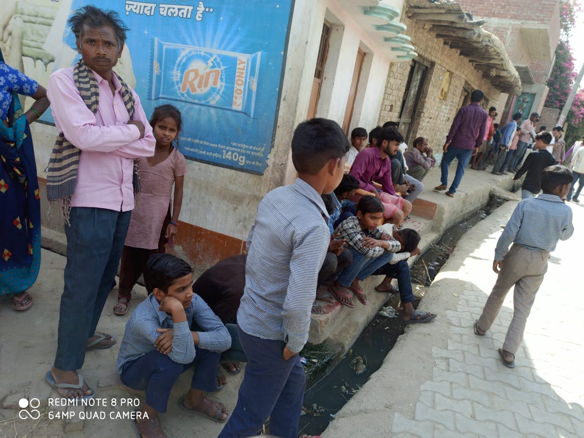 शाहजहांपुर में पोस्टमार्टम हाउस पर रोती भाग्यवती की बेटी नन्हीं देवी। संवाद शाहजहांपुर में पोस्टमार्टम हाउस पर रोती भाग्यवती की बेटी नन्हीं देवी। संवाद
