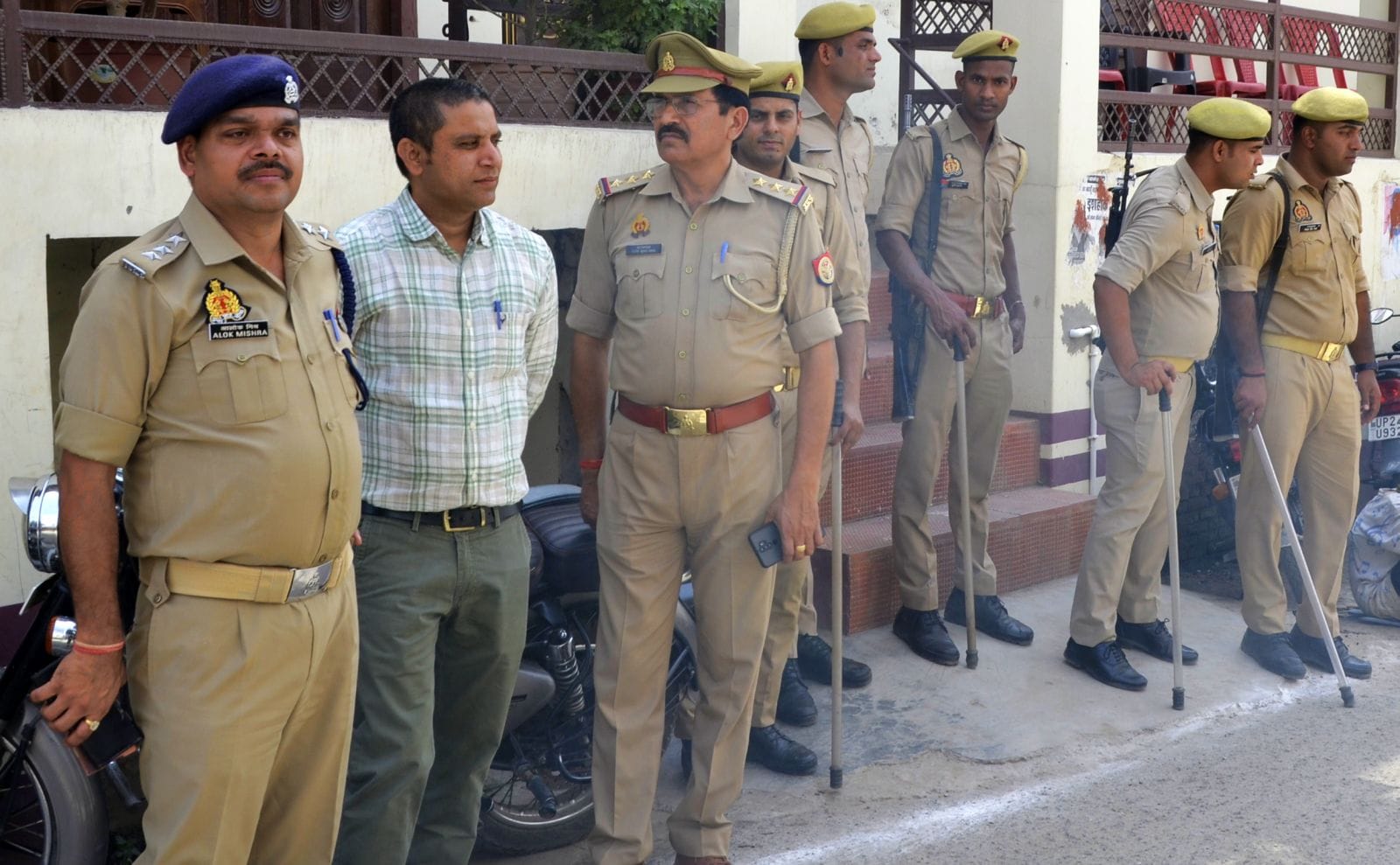 21बीडीएन15-अलविदा की नमाज के बाद जामा मस्जिद चौक पर सपा कार्यकर्ताओं में नोकझोक होती हुई।संवाद